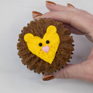 The finished fuzzy Lion cupcake.
