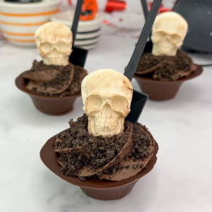 Chocolate skull pot decorated with Oreo soil, white chocolate skull, and shovel spoon 1x1 size